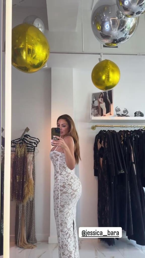 徐娘半老！皮蓬前妻穿吊帶裙自拍，這身材也太炸裂了！