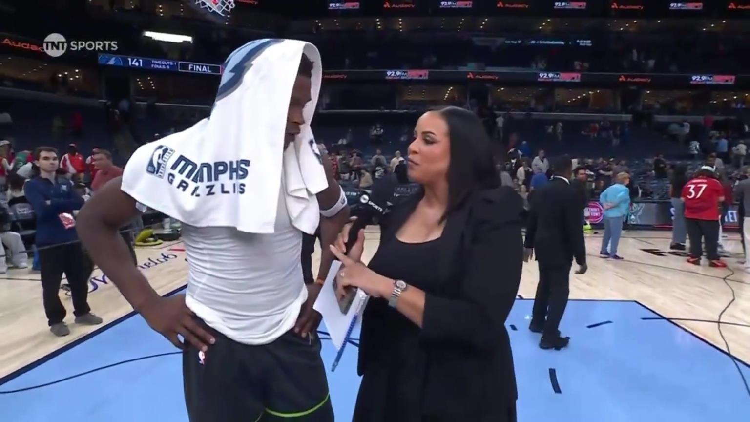 華子賽后接受一位豐滿女記者的采訪！