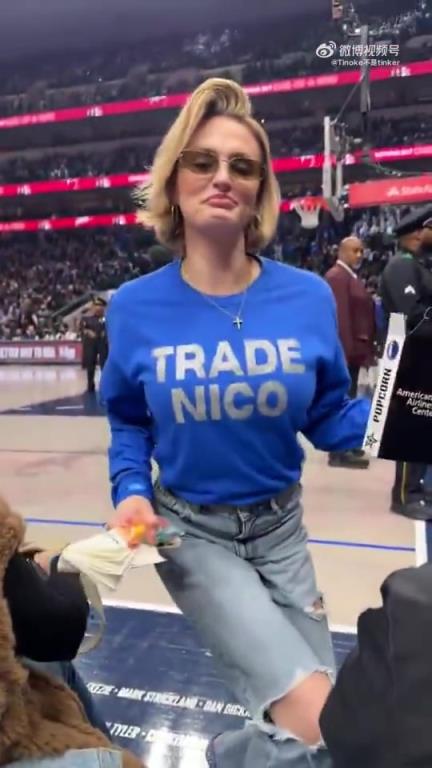 主場不準(zhǔn)球迷打印“解雇Nico”標(biāo)語，女球迷就出此下策