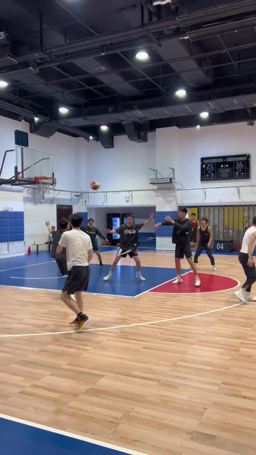 對手回家后：老婆，我今天在野球場匹配到巔峰馬刺隊了！