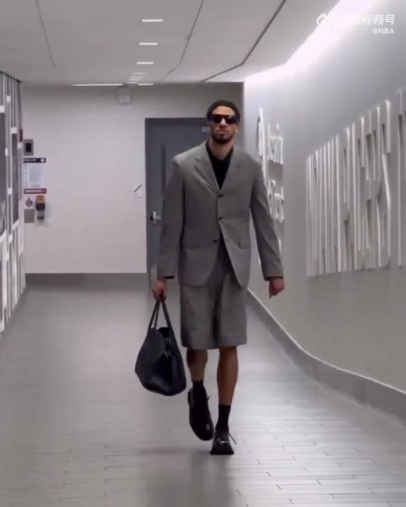 時尚潮男！哈利今日一身灰西裝短褲墨鏡搭配入場 腿真細！