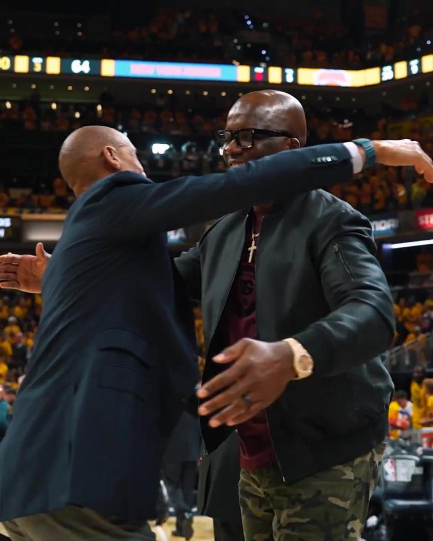 昔日隊友重逢雷吉-米勒與杰梅因-奧尼爾賽前擁抱致意~