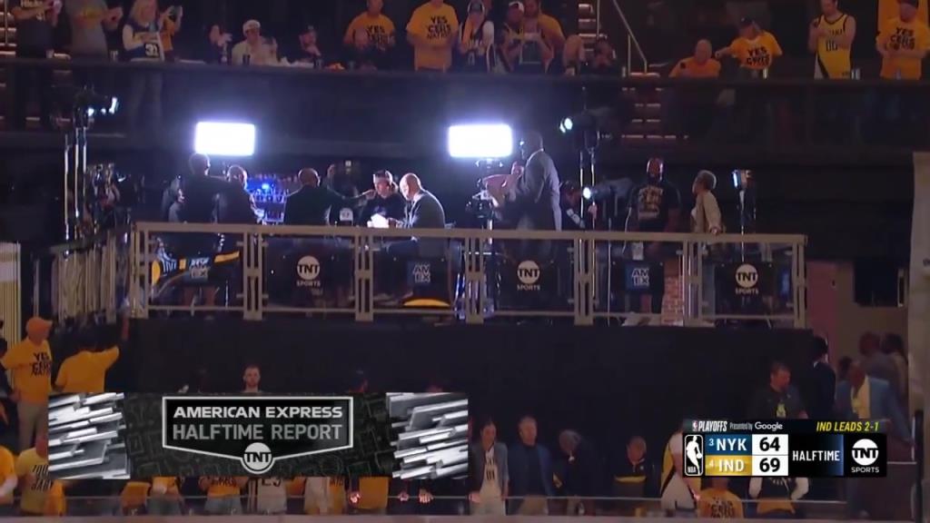 ??？轉播鏡頭給到解說看臺，奧尼爾居然抱著一個人在彎舉