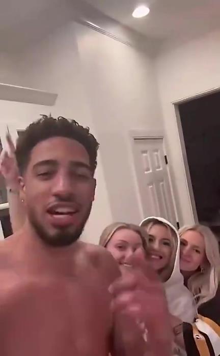 今日怒砍歷史級三雙！哈利此前光著膀子與三位金發(fā)美女同框