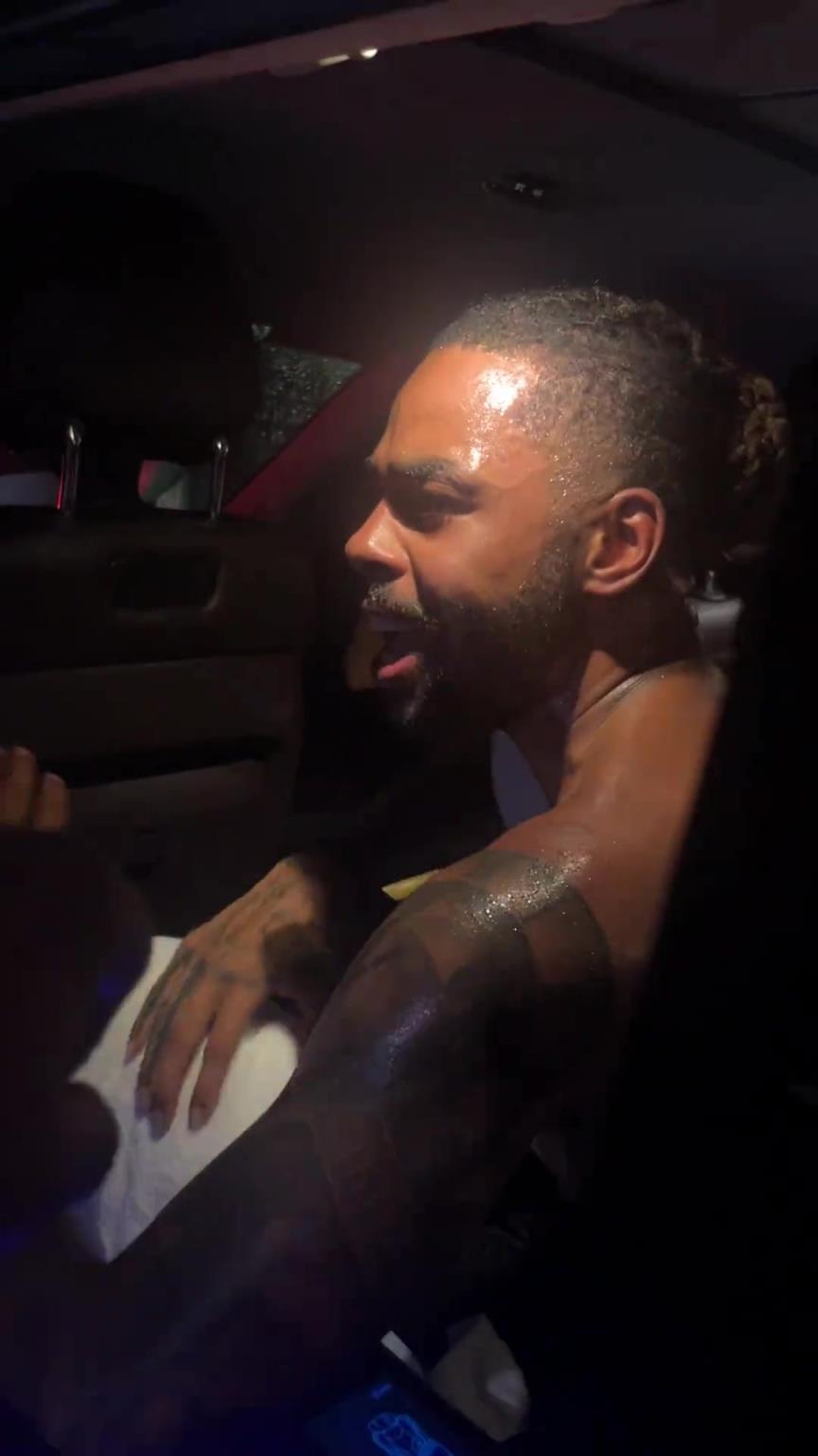 太熱情了！拉塞爾中國行坐車離開球迷們被團團圍住