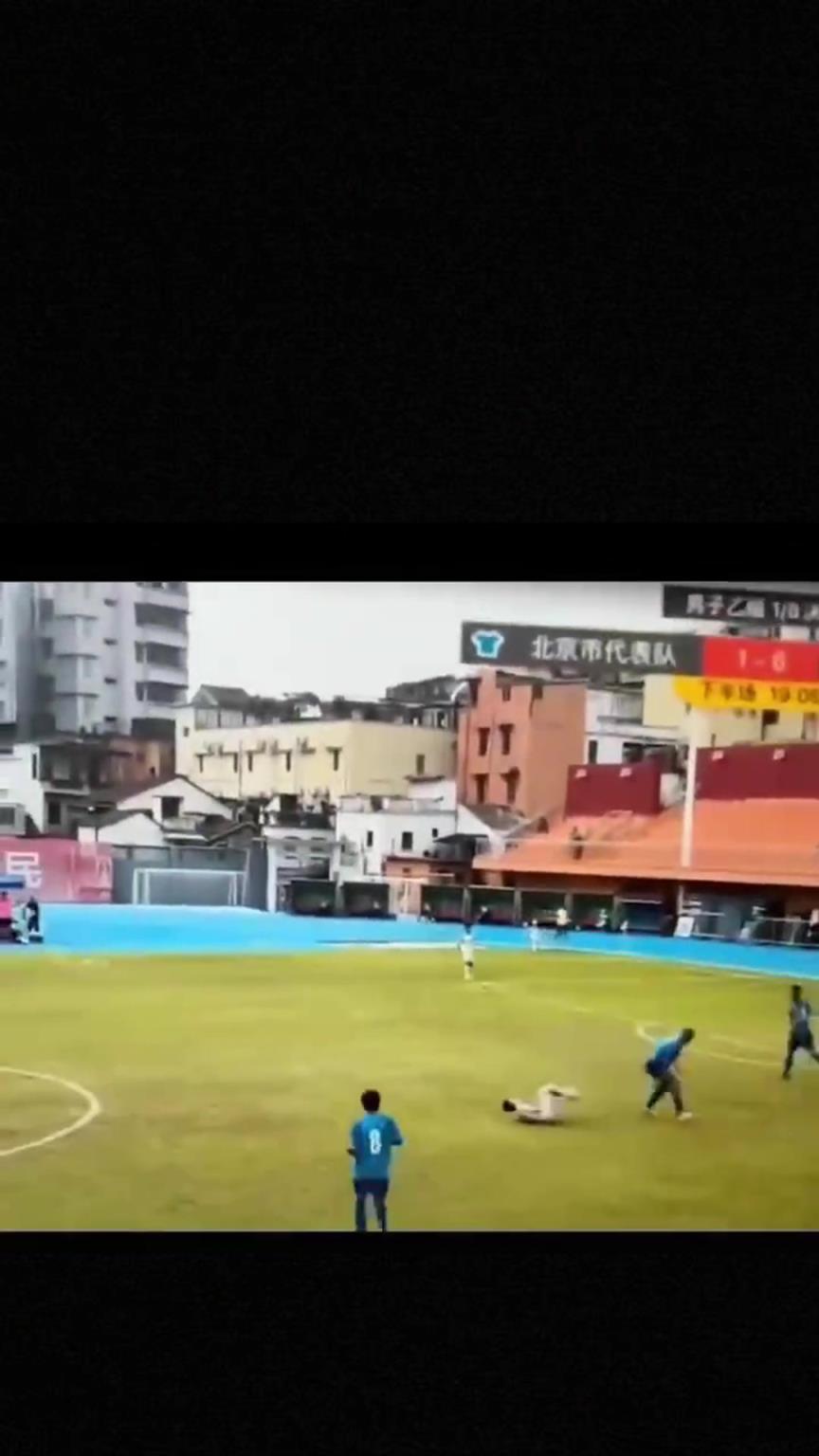 太可怕了！全運(yùn)會(huì)驚現(xiàn)殺人足球，球員將對(duì)手直接踢骨折