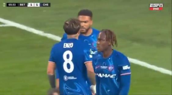 繼續(xù)干！恩佐進球后給了詹姆斯一巴掌，兩人頂頭互相打氣