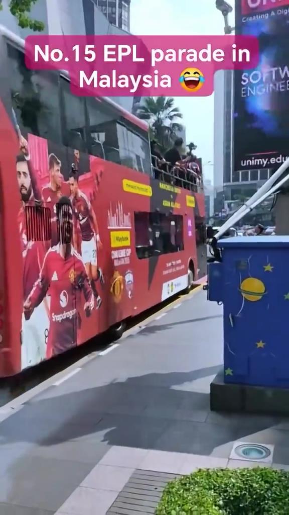 游街示眾？曼聯(lián)在馬來西亞街頭大巴游行，球迷笑噴