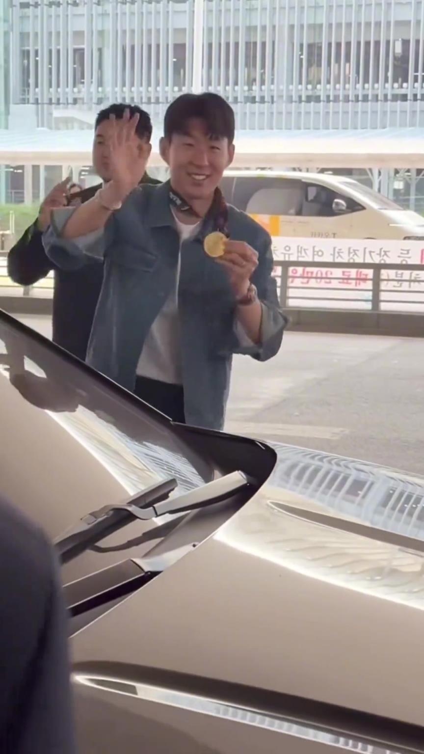 衣錦還鄉(xiāng)！孫興慜返回韓國，眾多女球迷讓其把歐聯(lián)獎牌戴上