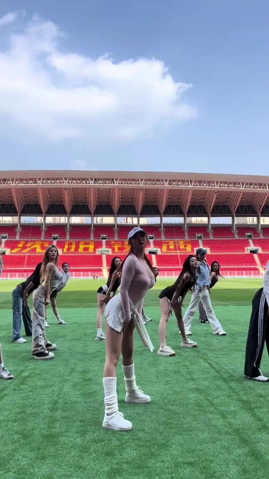 好看！在彩排的遼寧鐵人啦啦隊小姐姐們