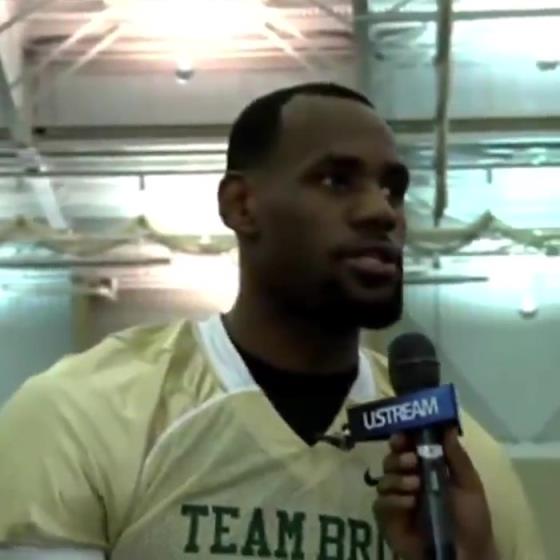 哥兩個還會這個??？11年NBA停擺期間老詹和阿杜組隊玩橄欖球