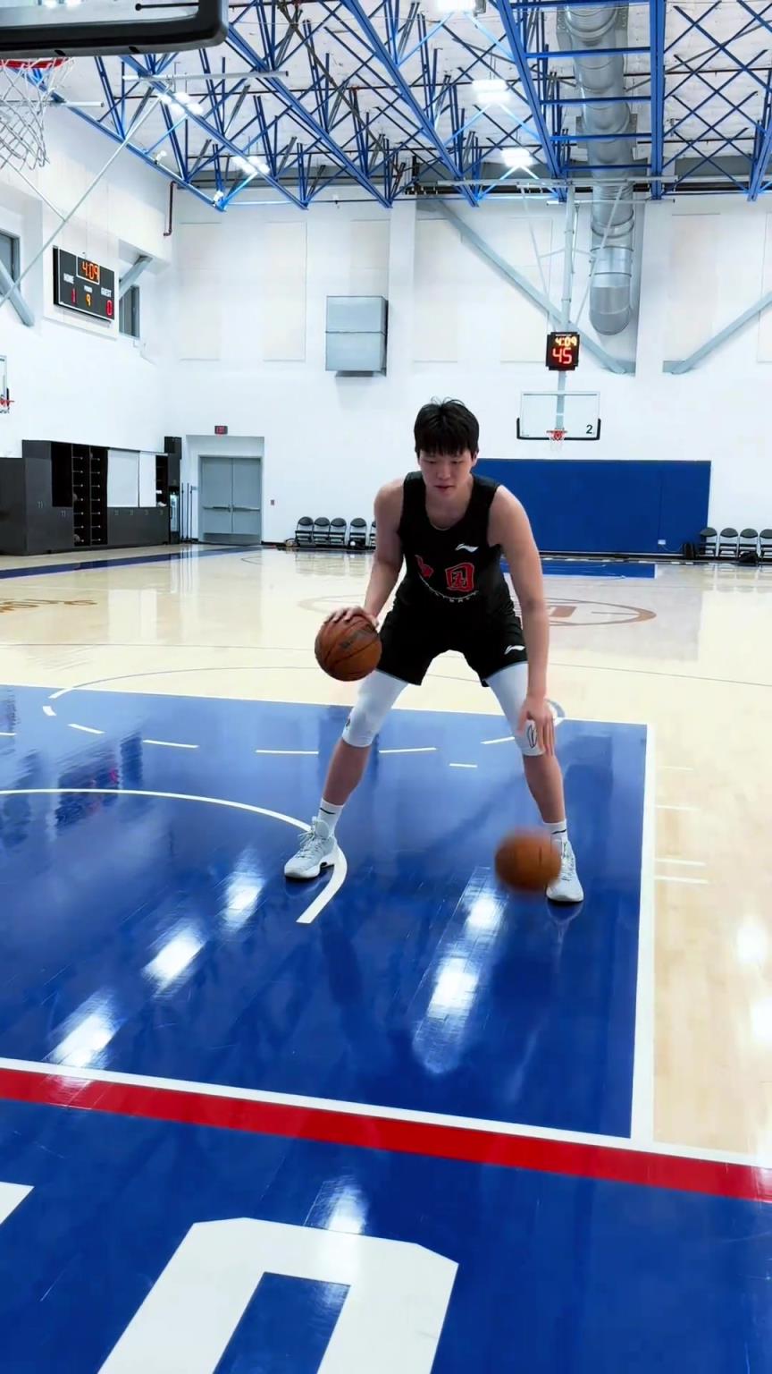 楊瀚森今日份訓(xùn)練！這個(gè)左右手運(yùn)球協(xié)調(diào)性真不錯(cuò)