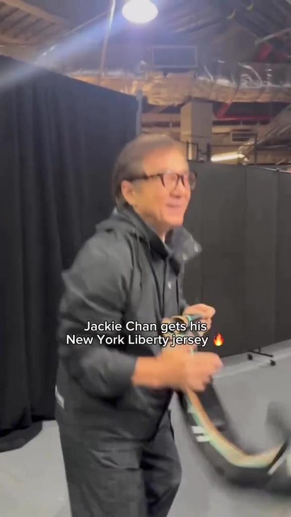 肌肉記憶！成龍這幾下空氣運(yùn)球像是進(jìn)了家具城