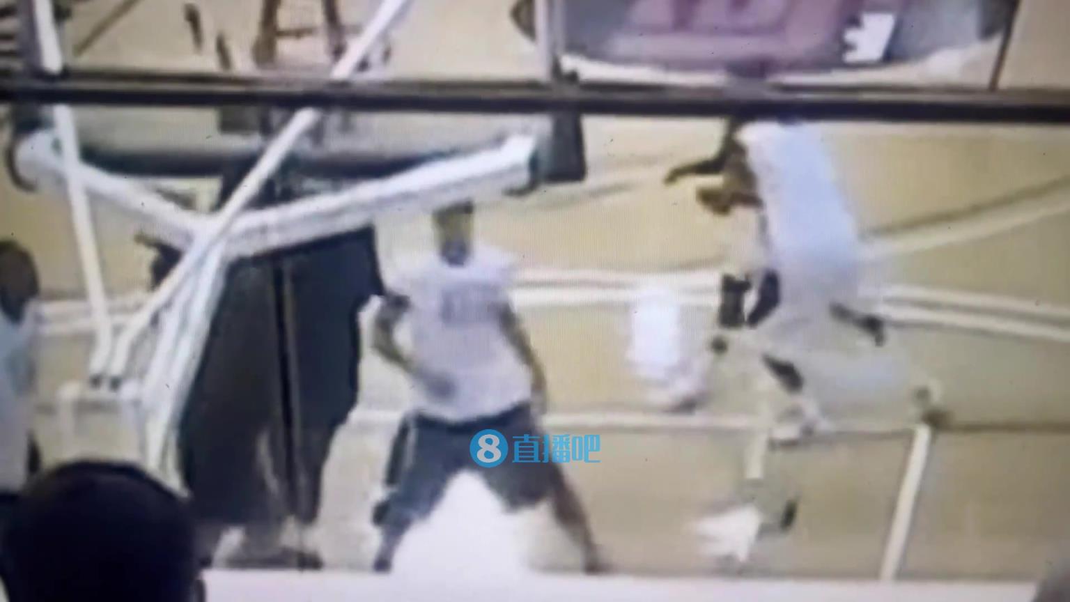 引熱議！美媒翻舊賬：當(dāng)年詹姆斯被大學(xué)生隔扣，耐克沒(méi)收了錄像帶