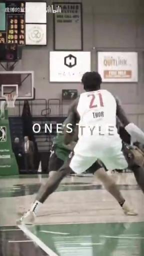 正統(tǒng)美式后衛(wèi)！JD戴維森炒菜后低手合球，對(duì)抗上籃打進(jìn)！