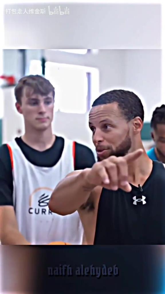 庫(kù)里：其實(shí)這個(gè)暴扣是我教的！當(dāng)弗拉格出現(xiàn)在庫(kù)里的訓(xùn)練營(yíng)！