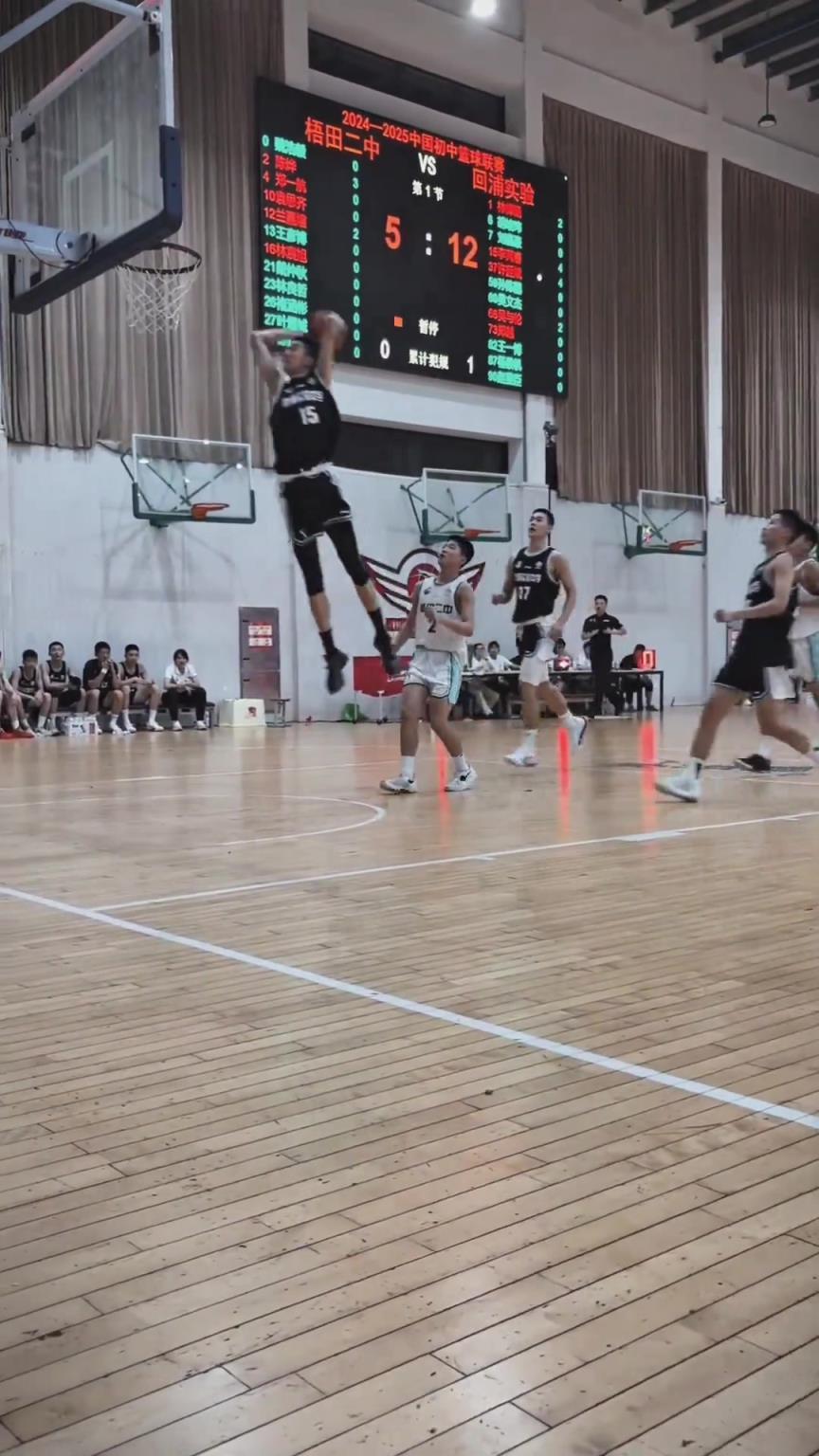 起來(lái)就扣?。‖F(xiàn)在的初中生都這么打球的嗎