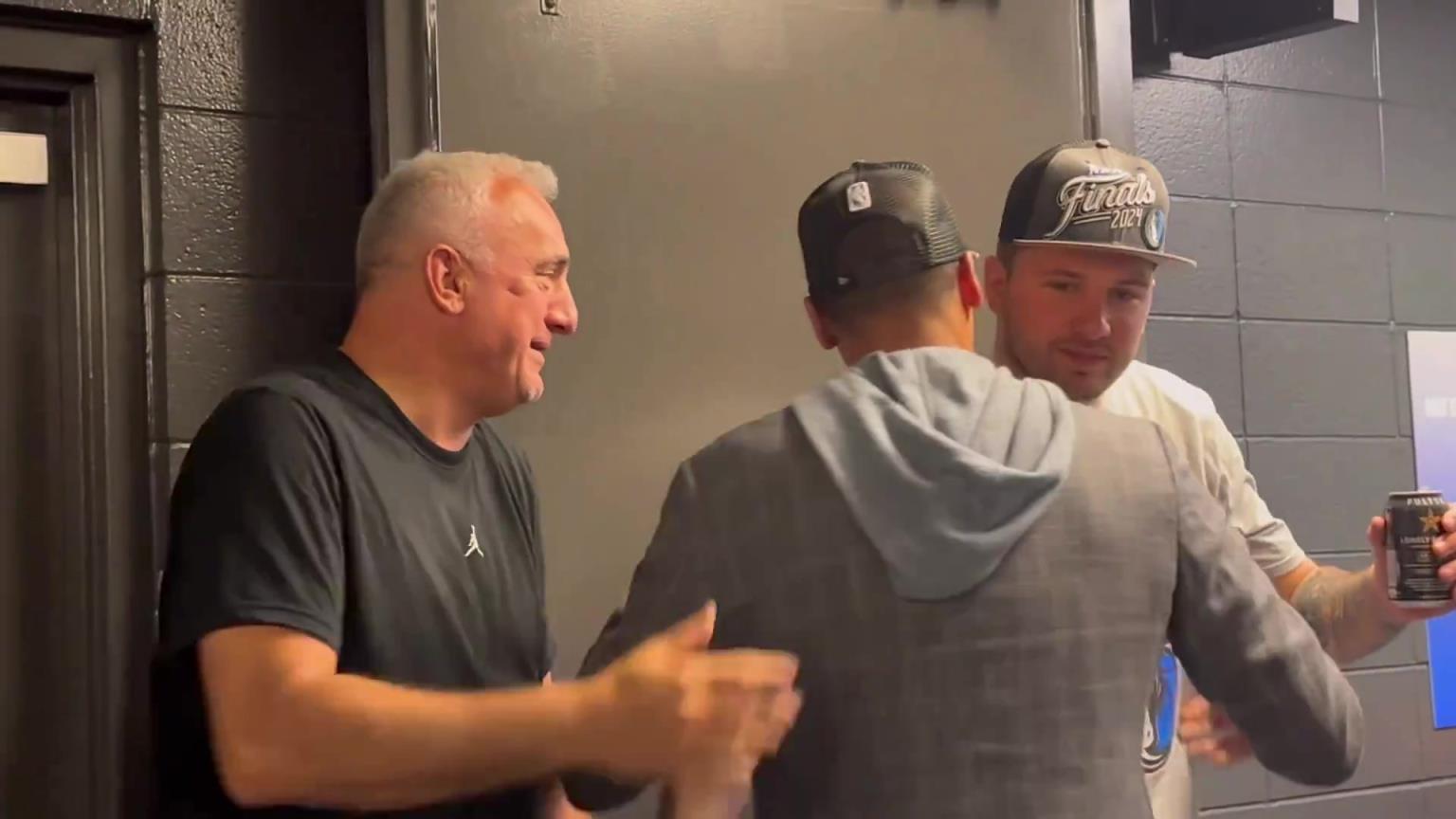 去年的今天，東契奇率隊(duì)殺入總決賽，賽后喝啤酒被芬利沒(méi)收