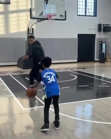 交易價(jià)值急劇下降！字母哥和小球迷單挑被當(dāng)面絕殺