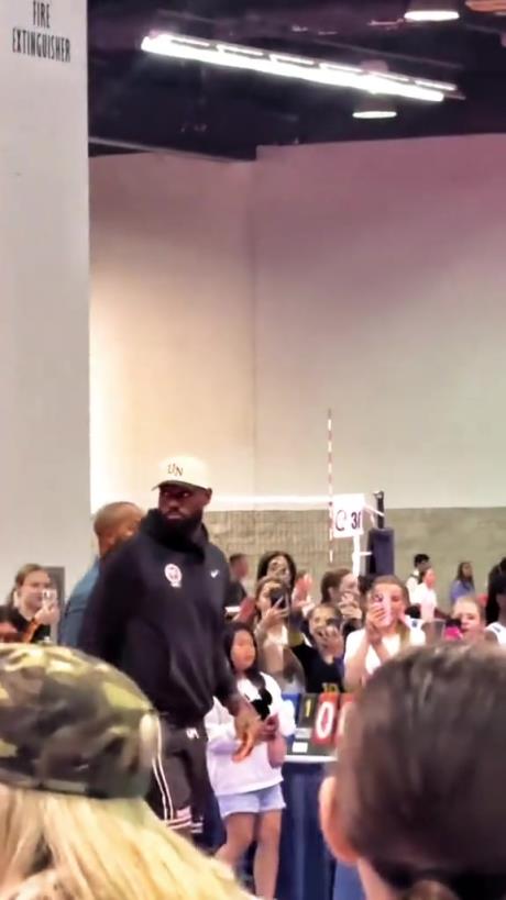 什么是巨星??！詹姆斯現(xiàn)身排球場(chǎng)被小球迷包圍 這就是行走的流量