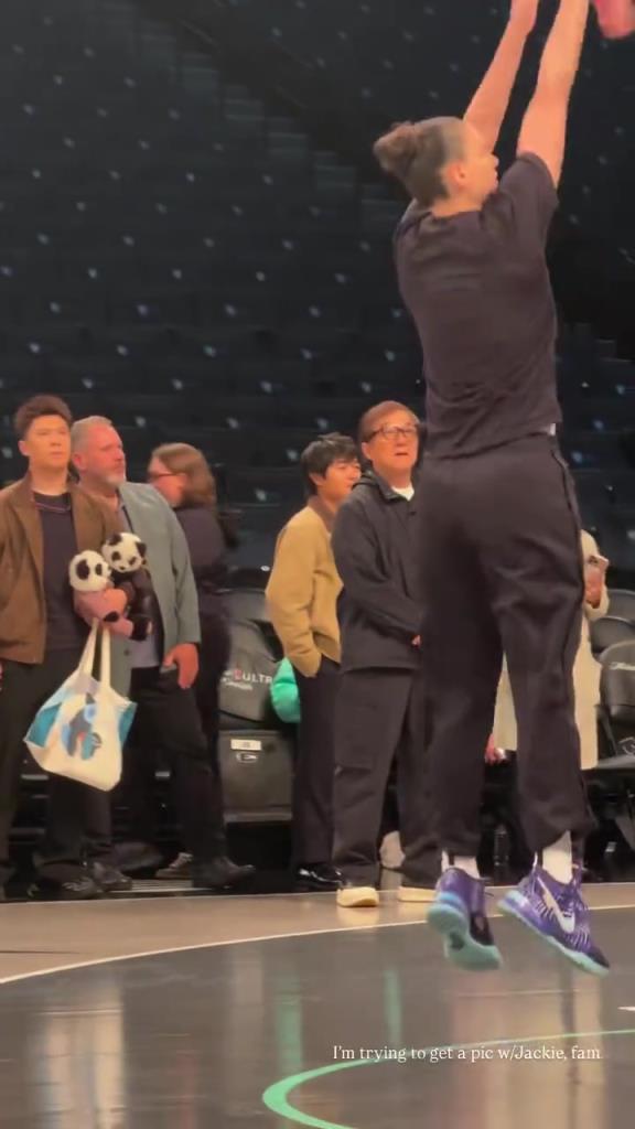 71歲成龍現(xiàn)身巴克萊中心看女籃比賽：她們投籃怎么那么準(zhǔn)?。?！