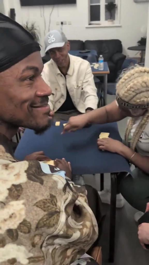 想找到巴特勒很簡(jiǎn)單，因?yàn)樗辉诨@球場(chǎng)，就在棋牌室