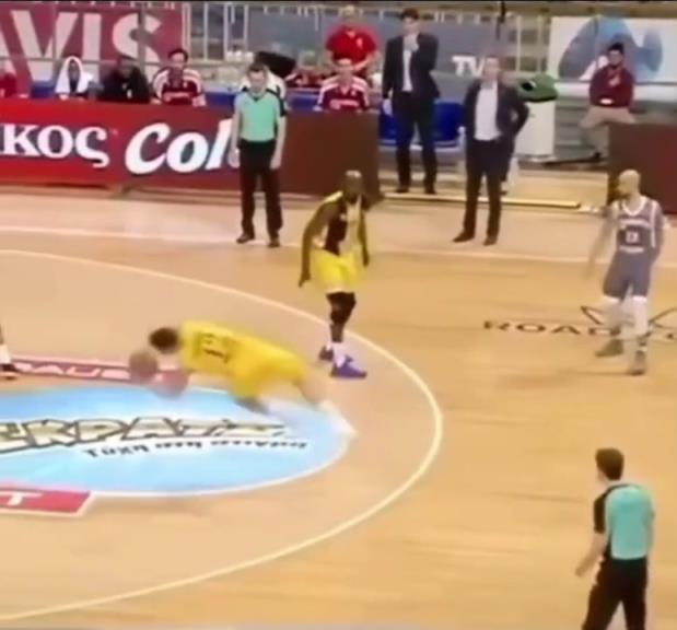 下地真快！搶斷這哥們兒多少是有點(diǎn)門將基礎(chǔ)