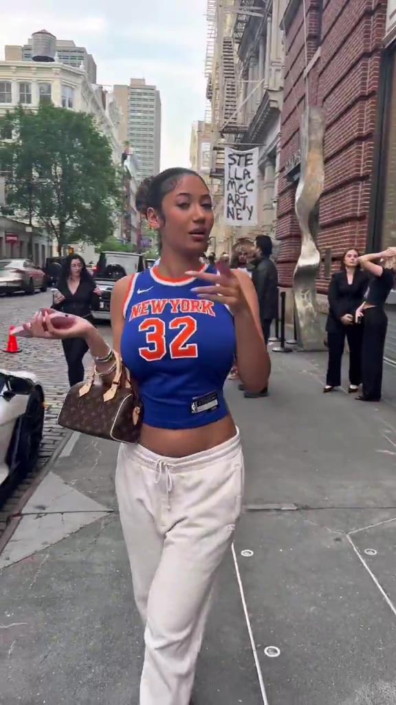 哇塞！一豐滿尼克斯女球迷身穿唐斯球衣，真是太吸引眼球了