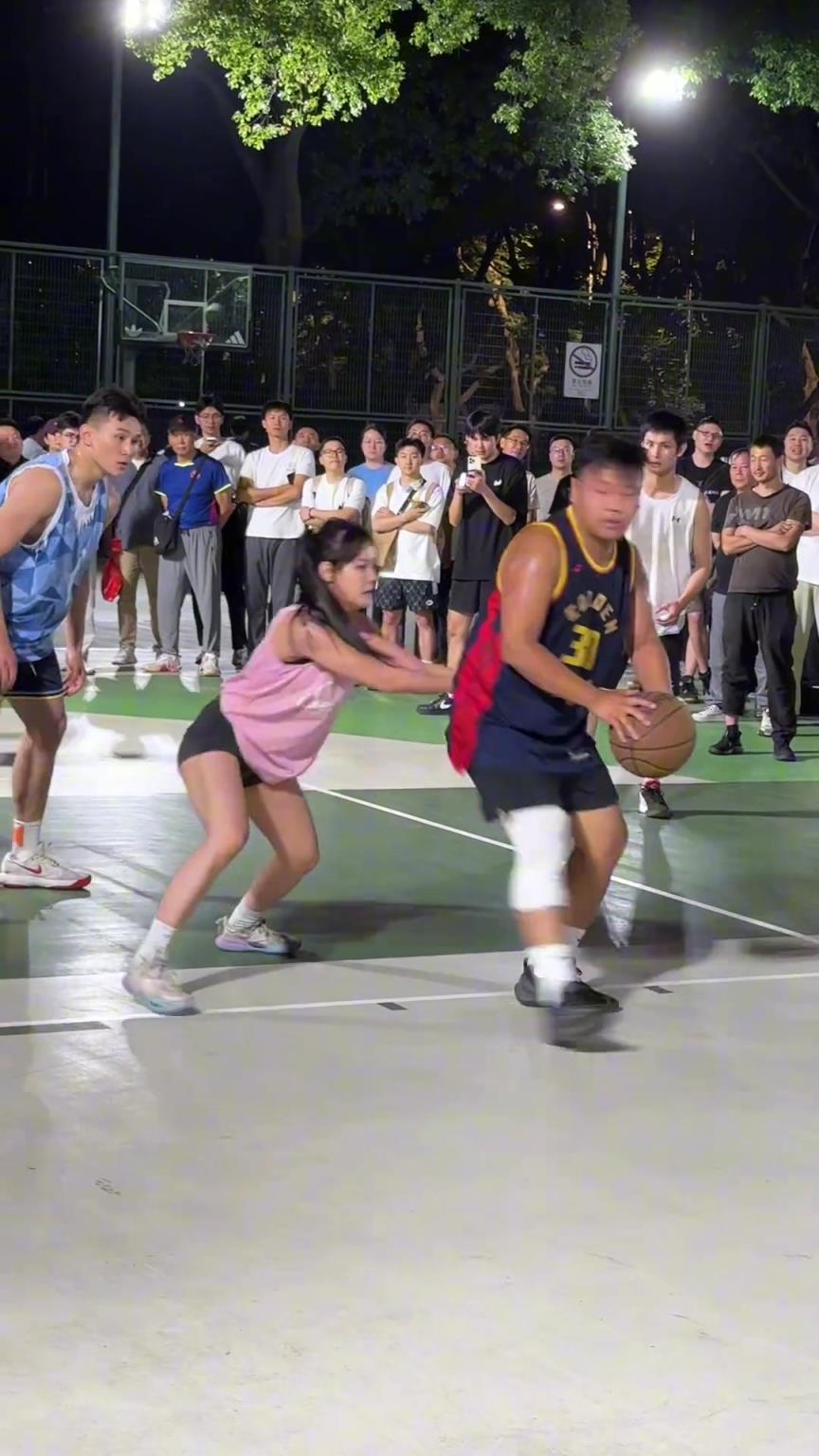 這哥們看見(jiàn)防自己的是女生，一個(gè)勁背打，球也不傳了