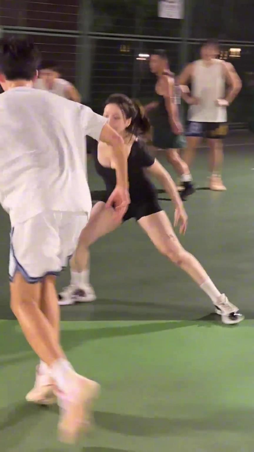 小姐姐防得真兇！瘦點(diǎn)的男生都拿她沒(méi)辦法